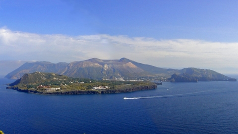 義大利火山島新發現 科學家成功分離出「噬碳」藍綠菌