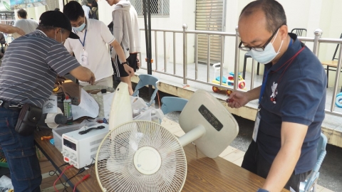 讓風扇重獲新生 志工免費修小家電 推廣減碳「維修」運動