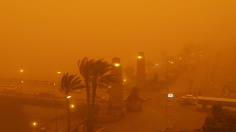 令人窒息的橘色天空 伊拉克沙漠化嚴重 上千人因沙塵暴送醫