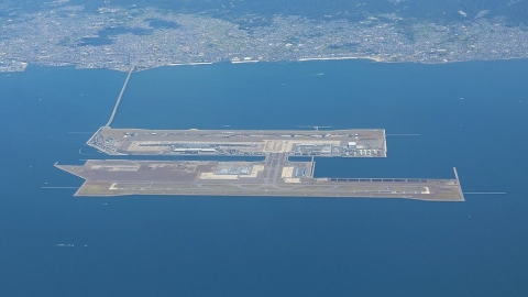 曾經的填海造陸奇蹟 日本關西國際機場逐年下沉中