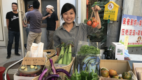 在文創市集的有機菜 菜和概念一起賣
