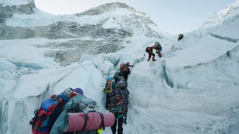  開闢聖母峰新路線：降低登山危險性 和暖化加劇賽跑