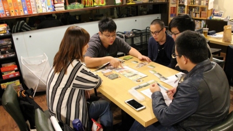 開一間桌遊店 讓朋友來找他