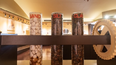 踩在腳下的是土？是沙？ 造訪中東唯一土壤博物館找答案