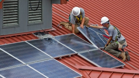 屋頂施工步步當心 太陽能板工安問題開始受重視